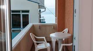 Гостевой дом Skala MiniHotel Утес Семейный номер с видом на море-26